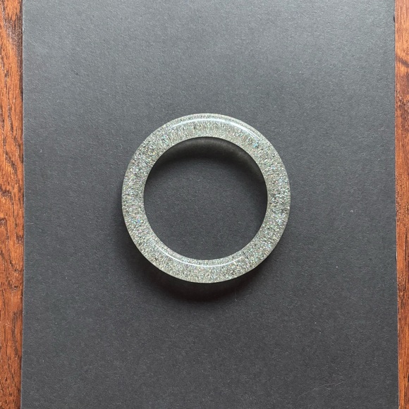 🌈 Silver Glitter Acrylic Bangle Bracelet - Picture 7 of 7